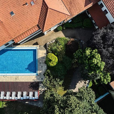 Bassiana Hotel Es Etterem Sárvár Zewnętrze zdjęcie