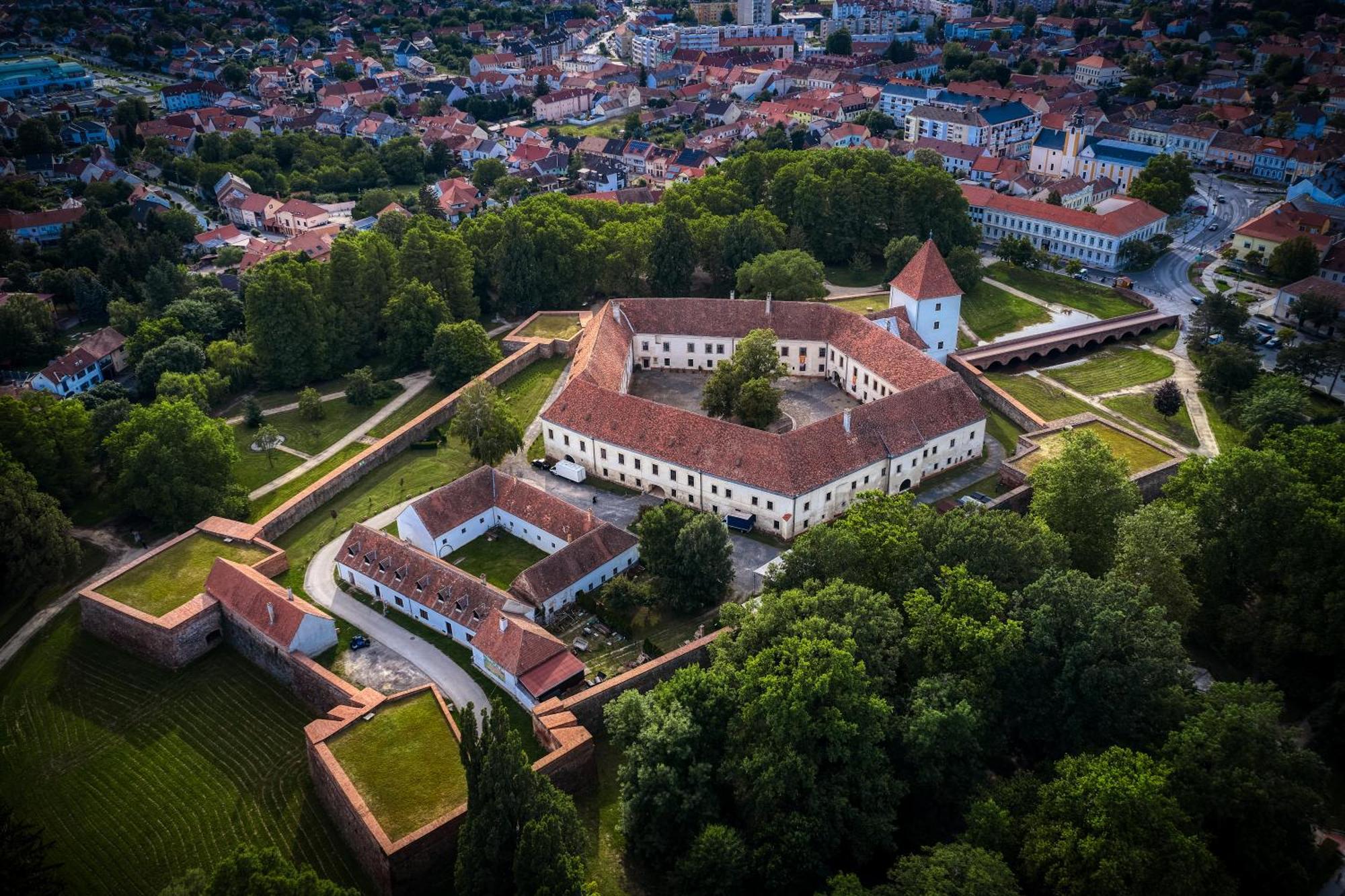 Bassiana Hotel Es Etterem Sárvár Zewnętrze zdjęcie