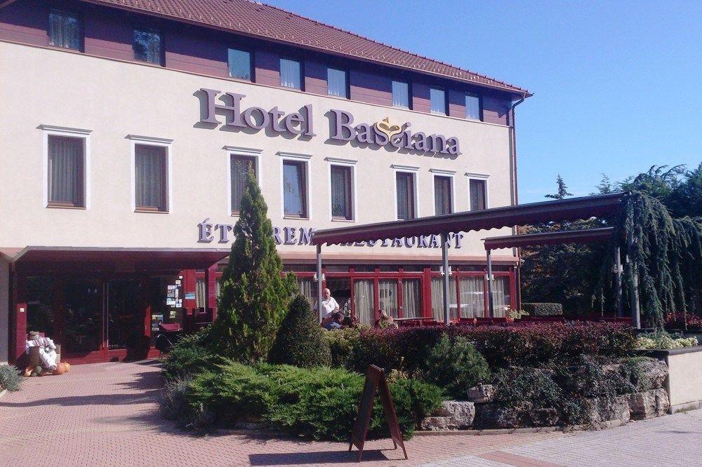 Bassiana Hotel Es Etterem Sárvár Zewnętrze zdjęcie